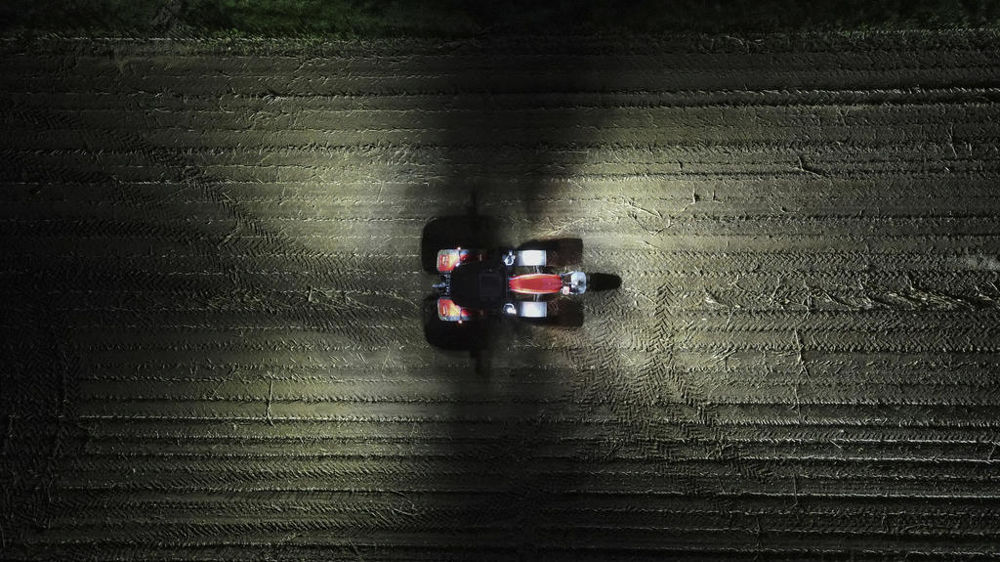La photo de drone est prise à une hauteur de 30 mètres pour tous les tracteurs.