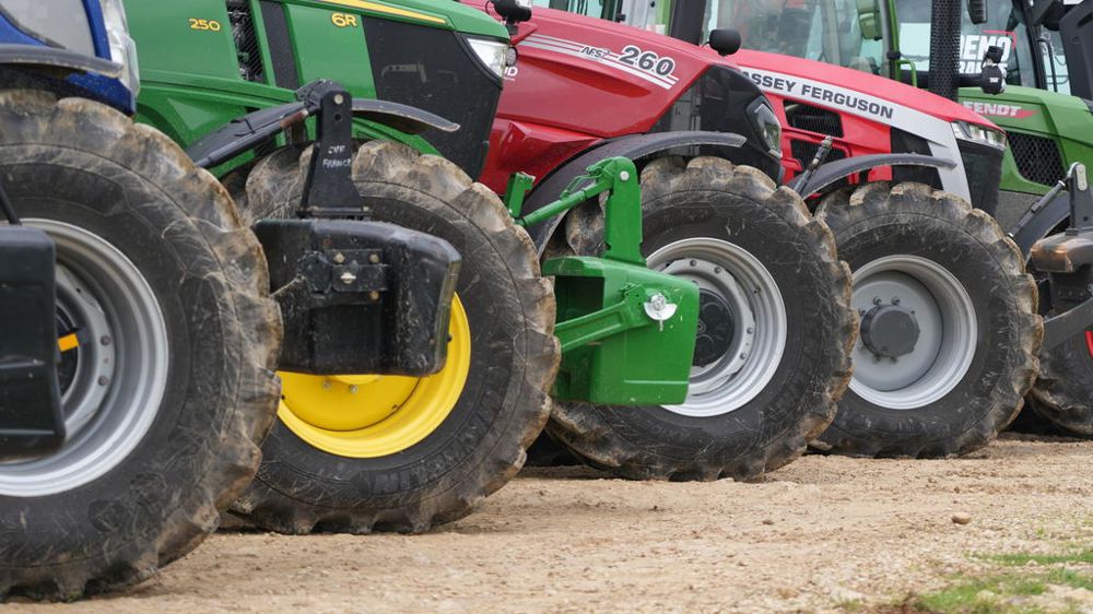 Les 9 tracteurs de 300 ch de notre comparatif se sont frotté au banc de puissance pour mesurer les performances réelles de leurs moteurs.