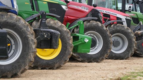 Les 9 tracteurs de 300 ch de notre comparatif se sont frotté au banc de puissance pour mesurer les performances réelles de leurs moteurs. Les 9 tracteurs de 300 ch de notre comparatif se sont frotté au banc de puissance pour mesurer les performances réelles de leurs moteurs.