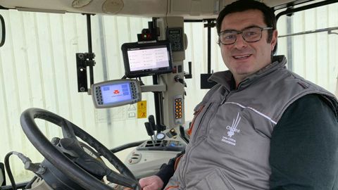 Cyril transfère console et volant électrique d'un tracteur à l'autre lorsqu'il change d'outil.