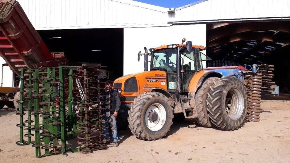 La solution d'autoguidage sur la ferme s'utilise au semis. Ici, le Renault Ares 735, 25 ans de services, est équipé d'un kit Trimble EZ-Steer.