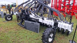 L'interrang des semoirs portés Boss va de 15 à 33 cm. L'interrang des semoirs portés Boss va de 15 à 33 cm.