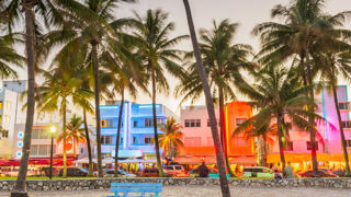 La nuit, les néons illuminent le quartier art déco de Miami Beach, en Floride. La nuit, les néons illuminent le quartier art déco de Miami Beach, en Floride.