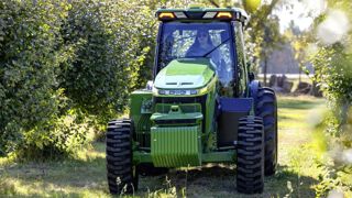 Ce tracteur zéro émission est compatible avec toutes les fonctionnalités autonomes de John Deere. Ce tracteur zéro émission est compatible avec toutes les fonctionnalités autonomes de John Deere.