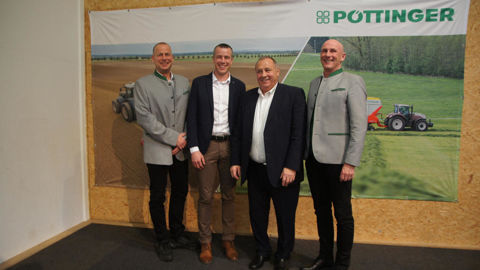 De gauche à droite : Sven Niels, responsable de zone export de Pöttinger, François Helfter et Eric Yoder, Gregor Dietachmayr, directeur des ventes et du marketing et porte-parole de la direction De gauche à droite : Sven Niels, responsable de zone export de Pöttinger, François Helfter et Eric Yoder, Gregor Dietachmayr, directeur des ventes et du marketing et porte-parole de la direction