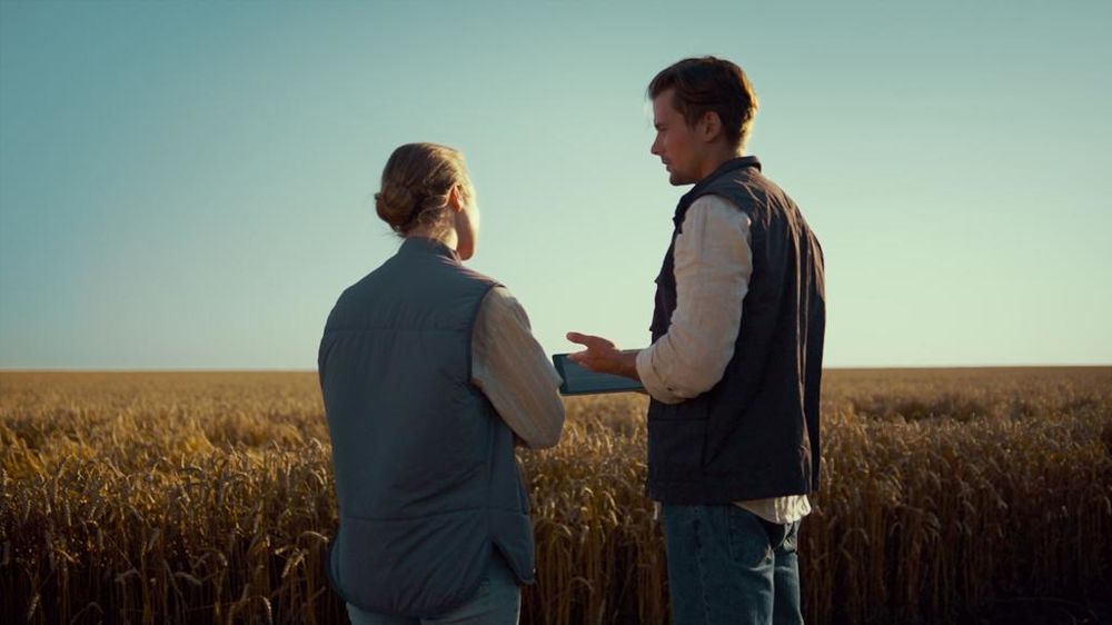 Jeunes agriculteurs ou étudiants en agriculture dans un champ avec une tablette
