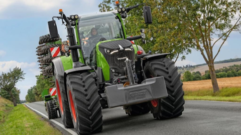Dans une année 2024 compliquée pour les tractoristes, Fendt tire son épingle du jeu avec une progression de 2,4 % et grimpe sur la deuxième place du podium.