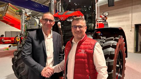 De gauche à droite : Philippe Parmentier, directeur général Demeterre et Frank Fleury, directeur commercial Massey Ferguson France. De gauche à droite : Philippe Parmentier, directeur général Demeterre et Frank Fleury, directeur commercial Massey Ferguson France.