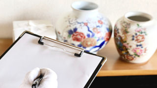 Brocanteurs et commissaires-priseurs peuvent vous aider à obtenir une évaluation de la valeur de vos objets. Brocanteurs et commissaires-priseurs peuvent vous aider à obtenir une évaluation de la valeur de vos objets.
