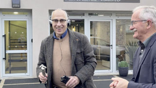 Eric Young micro à la main, lors de son dernier reportage où il interviewait Michel Teyssedou, le maire de Parlan, dans le Cantal. Eric Young micro à la main, lors de son dernier reportage où il interviewait Michel Teyssedou, le maire de Parlan, dans le Cantal.