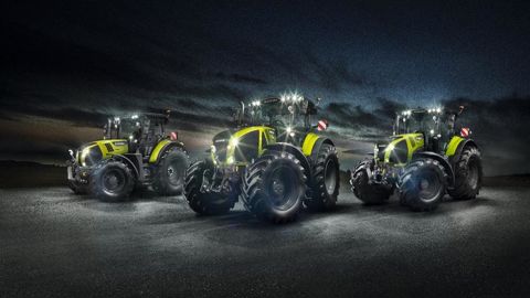 Le design Night Edition se caractérise extérieurement par des jantes, un toit de cabine et des carters moteur latéraux couleur gris Claas.