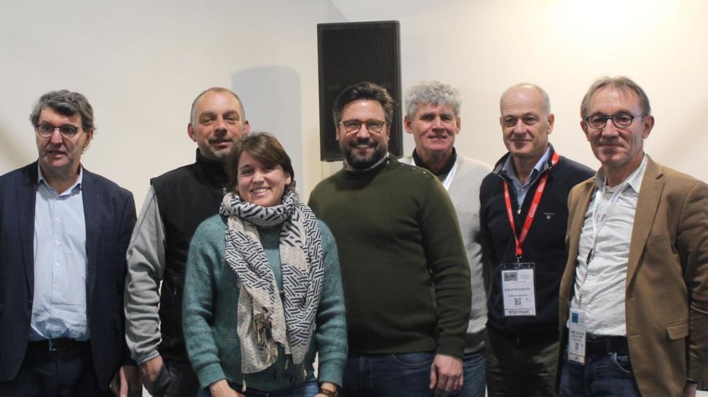 De gauche à droite, Jacques Malagié, directeur de Vergers d'Anjou, Jérôme Alnet, viticulteur Robert&Marcel, Anaïs Masse, productrice pour Fleuron d'Anjou et Terrena, Albert Richard, arboriculteur coopérateur, Christian Blet, président de la CAPL, Bruno Gautier, président de Fleuron d'Anjou, et Alain Treton, directeur végétal de la chambre d'agriculture des Pays de la Loire, ont mis en avant l'intérêt des coops.