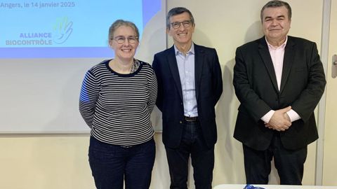 Céline Barthet, présidente d'Alliance Biocontrôle, Ronan Goff, vice-président, et Denis Longevialle, directeur général, mardi 14 janvier, au Sival, à Angers (Maine-et-Loire).