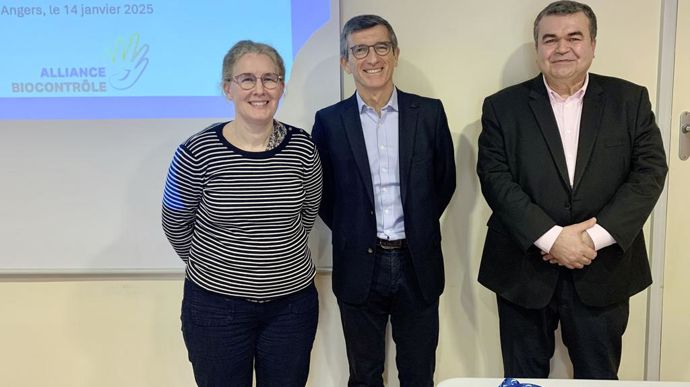 Céline Barthet, présidente d'Alliance Biocontrôle, Ronan Goff, vice-président, et Denis Longevialle, directeur général, mardi 14 janvier, au Sival, à Angers (Maine-et-Loire).