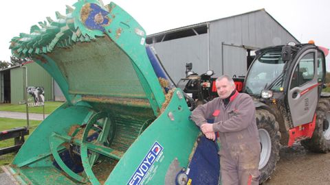 Stéphane Bihan utilise un godet désileur Desvoys depuis 2015. Actuellement il s’en sert pour nourrir quotidiennement 300 bovins dont un troupeau de 120 laitières.