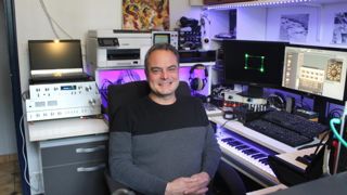 Fabrice Pannetier, céréalier à Saint-Michel-le-Cloucq (Vendée), est auteur-compositeur-interprète de musique électronique.