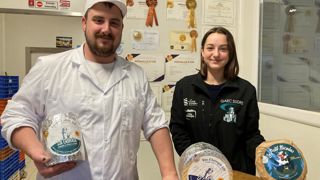 A Gelles dans le Puy-de-Dôme, Nicolas Sudre et sa soeur Charlotte sont fiers du mur de leur fromagerie tapissé de prix remportés en concours de fromages. A Gelles dans le Puy-de-Dôme, Nicolas Sudre et sa soeur Charlotte sont fiers du mur de leur fromagerie tapissé de prix remportés en concours de fromages.