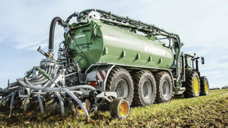 Le boîtier Manure Sensing, dérivé de l’Harvest Lab de John Deere, s’installe entre la cuve et la rampe des tonnes à lisier Joskin. Le boîtier Manure Sensing, dérivé de l’Harvest Lab de John Deere, s’installe entre la cuve et la rampe des tonnes à lisier Joskin.