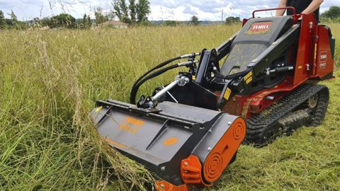 Broyeur Tirok 120 LC sur chargeuse compacte. Broyeur Tirok 120 LC sur chargeuse compacte.