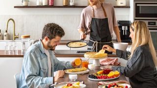 Pendant le temps de repos, une réaction chimique s'opère qui permet de rendre les crêpes plus moelleuses. Pendant le temps de repos, une réaction chimique s'opère qui permet de rendre les crêpes plus moelleuses.