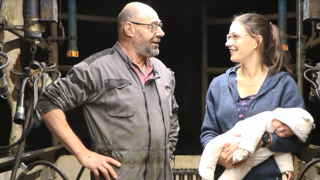"Une famille sur une ferme", tel était le moteur de Marie Alvergnas (à droite) et son compagnon Rémi Simons qui ont vécu un parcours à l'installation complexe. Aujourd'hui, avec la transmission de l'exploitation de Xavier Dupin (à gauche), ils ont finalement "une famille sur deux fermes" laitières. "Une famille sur une ferme", tel était le moteur de Marie Alvergnas (à droite) et son compagnon Rémi Simons qui ont vécu un parcours à l'installation complexe. Aujourd'hui, avec la transmission de l'exploitation de Xavier Dupin (à gauche), ils ont finalement "une famille sur deux fermes" laitières.