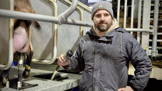 Alexandre Roux a amélioré ses conditions de traite et celles de ses salariés tout en augmentant fortement la cadence.