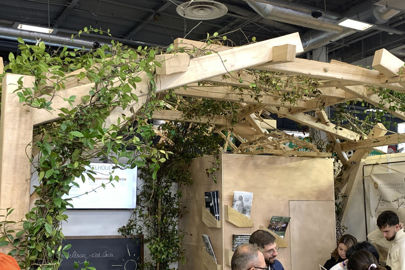 Une vue rapproch&eacute; de l'ombri&egrave;re pr&eacute;sent&eacute;e au Salon des Maires en 2024, construite avec des structures dites "r&eacute;ciproques", qui se tiennent sans clou ni vis. (&copy; Mat&eacute;riel et Paysage)