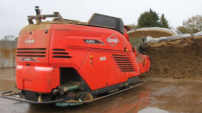 Les premiers robots d’alimentation Aura de chez Kuhn sont désormais en service. Ce système autonome est capable d’aller charger directement l’ensilage au silo.