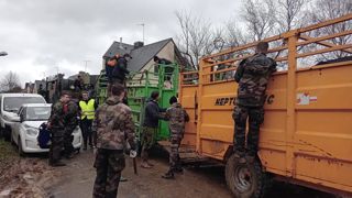 A Bruz en Ille-et-Vilaine, les militaires ont prêté main-forte à Emmanuel Foulon pour sauver ses génisses avec un camion de l'armée. A Bruz en Ille-et-Vilaine, les militaires ont prêté main-forte à Emmanuel Foulon pour sauver ses génisses avec un camion de l'armée.