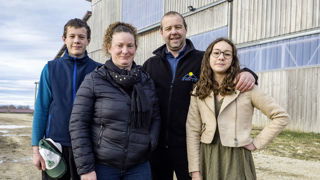 La famille Demnon. Laure et Sébastien, respectivement 37 et 41 ans avec leurs enfants, Aurélien, passionné par l’élevage, et Charlotte. Après avoir travaillé à l’extérieur, le couple a repris en 2015 une partie de l’exploitation de la famille de Laure (80 ha en lait AOP). Titulaire d’un Bac pro, Sébastien avait travaillé comme commercial en matériel agricole puis comme chef d’agence d’une entreprise de fourniture de matériaux pour le BTP pendant une douzaine d’années. De son côté, après un BTS La famille Demnon. Laure et Sébastien, respectivement 37 et 41 ans avec leurs enfants, Aurélien, passionné par l’élevage, et Charlotte. Après avoir travaillé à l’extérieur, le couple a repris en 2015 une partie de l’exploitation de la famille de Laure (80 ha en lait AOP). Titulaire d’un Bac pro, Sébastien avait travaillé comme commercial en matériel agricole puis comme chef d’agence d’une entreprise de fourniture de matériaux pour le BTP pendant une douzaine d’années. De son côté, après un BTS