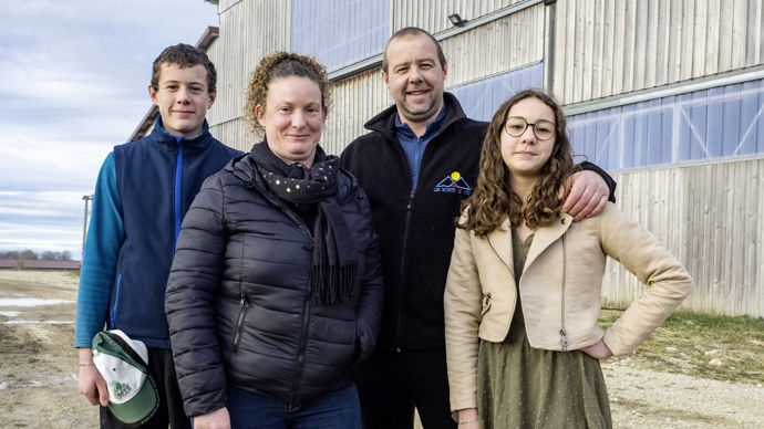 La famille Demnon. Laure et Sébastien, respectivement 37 et 41 ans avec leurs enfants,  Aurélien, passionné par l’élevage, et Charlotte. Après avoir travaillé à l’extérieur, le couple a repris en 2015 une partie de l’exploitation de la famille de Laure (80 ha en lait AOP). Titulaire d’un Bac pro, Sébastien avait travaillé comme commercial en matériel agricole puis comme chef d’agence d’une entreprise de fourniture de matériaux pour le BTP pendant une douzaine d’années. De son côté, après un BTS 