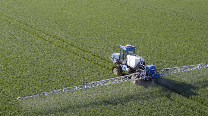 Dans le détail, le marché des adjuvants en grandes cultures enregistre tout de même un recul de 7 % en 2023-2024, tandis qu'en cultures spécialisées, il progresse de 23 %, selon l'Afa.