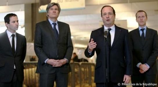 président de la République entouré par Stéphane Le Foll, Guillaume Garot et Benoit Hamon.