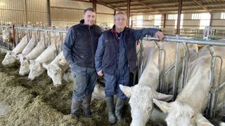 Jérôme Guerrier et son fils Baptiste partagent une passion pour l’engraissement d’animaux de qualité et leur présentation en concours. Jérôme Guerrier et son fils Baptiste partagent une passion pour l’engraissement d’animaux de qualité et leur présentation en concours.
