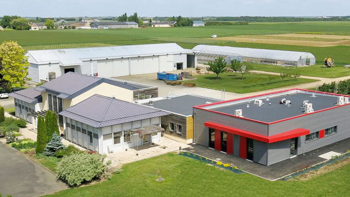 Le Centre d’évaluation biologique de Philagro, à Baccon (Loiret), est depuis 1997 un lieu de coopération scientifique entre chercheurs japonais et français.