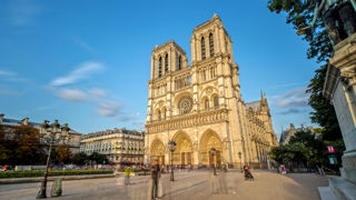La cathédrale Notre-Dame de Paris a réouvert ses portes au public le 8 décembre 2024, après l'achèvement de sa restauration à la suite de l'incendie survenu en avril 2019. La cathédrale Notre-Dame de Paris a réouvert ses portes au public le 8 décembre 2024, après l'achèvement de sa restauration à la suite de l'incendie survenu en avril 2019.