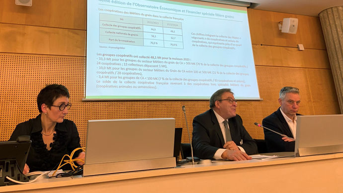 De gauche à droite : Catherine Matt, directrice de La Coopération agricole Métiers du grain, François Macé, président de la section économique et financière du HCCA, et Antoine Hacard, président de LCA Métiers du grain, vendredi 31 janvier, à Paris.