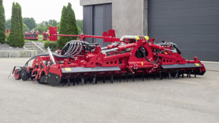 La herse Kredo HD est intégrée au combiné de semis Versa SL. La herse Kredo HD est intégrée au combiné de semis Versa SL.