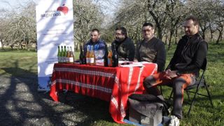 Le 31 janvier 2025 à Ustaritz, des membres du syndicat des cidres du Pays basque Nord, Bixintxo Aphaule, Florian Raguenes, Bixente Etxegaray et Patxi Aizaguer (de droite à gauche), avec des cidres locaux (perlés, acidulés et fermentés). Le 31 janvier 2025 à Ustaritz, des membres du syndicat des cidres du Pays basque Nord, Bixintxo Aphaule, Florian Raguenes, Bixente Etxegaray et Patxi Aizaguer (de droite à gauche), avec des cidres locaux (perlés, acidulés et fermentés).