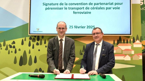 SNCF réseau et Intercéréales, représentées par leurs présidents Matthieu Chabanel et Benoît Piétrement, s'engagent à amplifier leur coopération en faveur du transport des céréales par voie ferrée.