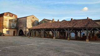 Avec sa trentaine de bâtiments protégés au titre des Monuments historiques, la bastide de Monpazier est classée parmi les « Plus Beaux Villages de France ». Avec sa trentaine de bâtiments protégés au titre des Monuments historiques, la bastide de Monpazier est classée parmi les « Plus Beaux Villages de France ».