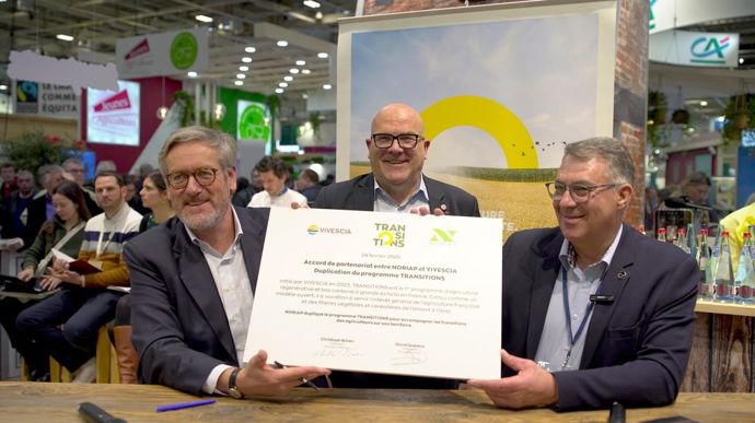 Christoph Büren, président du groupe Vivescia (à g.), et David Saelens, président du groupe Noriap (à dr.), signent un partenariat sur le programme Transitions, lundi 24 février au Sia à Paris, en présence de Bruno Bonnell, Secrétaire général pour l'investissement, chargé de France 2030.