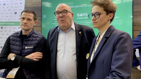 de g. a dr. : Jérôme Le Roy, président de la Ferme digitale, Bruno Bonnel, secrétaire général pour l'investissement en charge du plan France 2030, et Justine Lipuma, cofondatrice de la startup Mycophyto, lors d'une conférence de presse au salon de l'agriculture. de g. a dr. : Jérôme Le Roy, président de la Ferme digitale, Bruno Bonnel, secrétaire général pour l'investissement en charge du plan France 2030, et Justine Lipuma, cofondatrice de la startup Mycophyto, lors d'une conférence de presse au salon de l'agriculture.