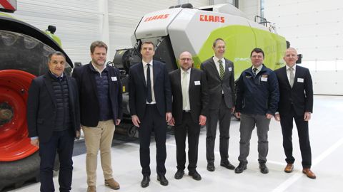 L'inauguration de l'atelier de prototype a été l'occasion d'inviter des responsables politiques locaux sur le site de Woippy, de gauche à droite Belkhir Belhaddad (député), Cédric Gouth (vice-président de la région Grand Est et de l’Eurométropole de Metz, maire de Woippy), Richard Smith (secrétaire général de la préfecture de Moselle), Cédric Zimoch (directeur du site de Woippy), Martin von Hoyningen Huene (directeur technique du groupe Claas), Torsten Torben (responsable éssais et validation), 