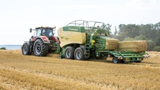 La presse 190 HDP II de Krone est capable de produire des balles extrêmement denses avec un double piston de nouage. Elle requiert toutefois un tracteur puissant. La presse 190 HDP II de Krone est capable de produire des balles extrêmement denses avec un double piston de nouage. Elle requiert toutefois un tracteur puissant.