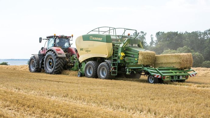 La presse 190 HDP II de Krone est capable de produire des balles extrêmement denses avec un double piston de nouage. Elle requiert toutefois un tracteur puissant.
