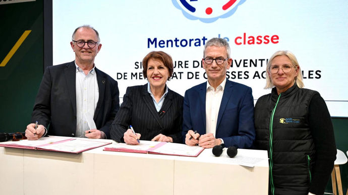 Patrick Tétard, président de la commission Emploi, formation et attractivité de LCA, Annie Genevard, ministre de l’Agriculture, Philippe Grié, DRH de Terrena, et Muriel Gras, directrice du lycée agricole Saint-Clair de Derval (Loire-Atlantique), ont signé une des onze nouvelles conventions visant à développer le mentorat de classe dans l’enseignement agricole, jeudi 27 février, au Sia.