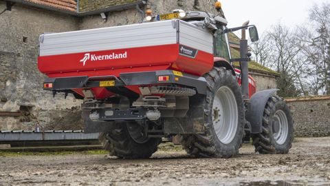 Le distributeur d’engrais Kverneland Exacta TL Geospread permet une largeur de travail de 24 m avec la possibilité de faire de la coupure de section. Le distributeur d’engrais Kverneland Exacta TL Geospread permet une largeur de travail de 24 m avec la possibilité de faire de la coupure de section.