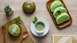 Ordinairement consommé en boisson, le thé matcha peut être utilisé comme ingrédient en pâtisserie. Ordinairement consommé en boisson, le thé matcha peut être utilisé comme ingrédient en pâtisserie.
