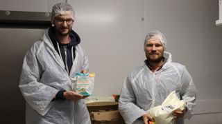 En signant un contrat avec la ferme du Valentin dirigée par Guillaume Fichepoil (à g.), Bio & Lo « s’est engagé sur une durée, un volume et un prix rémunérateur », indique Pierre-Marie Brizou (à dr.), responsable amont de la start-up.